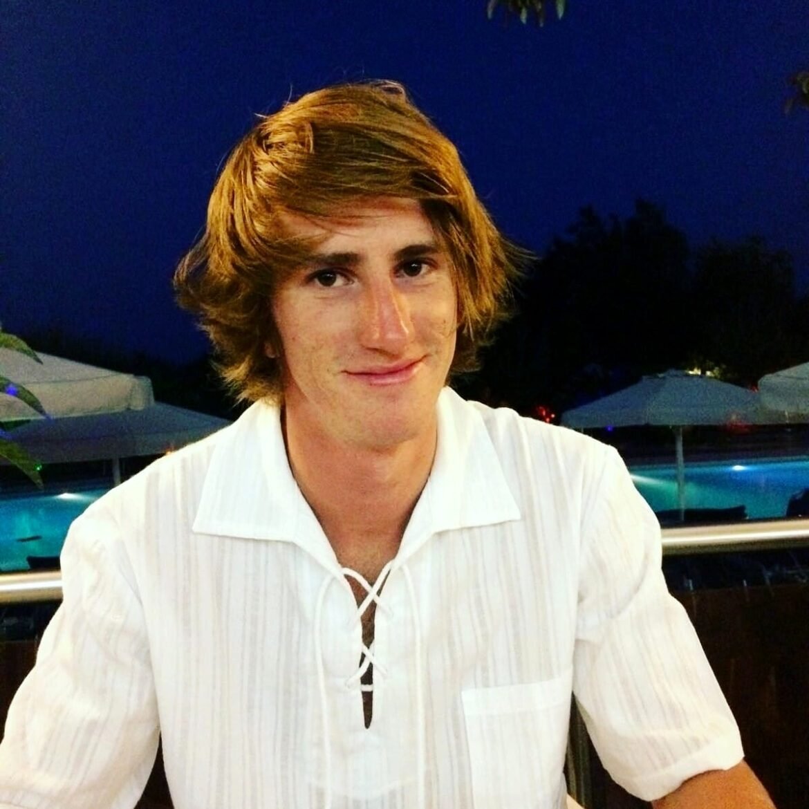 In surf sul tetto di un’auto in corsa, cade e muore in ospedale: addio ad Alberto Tron