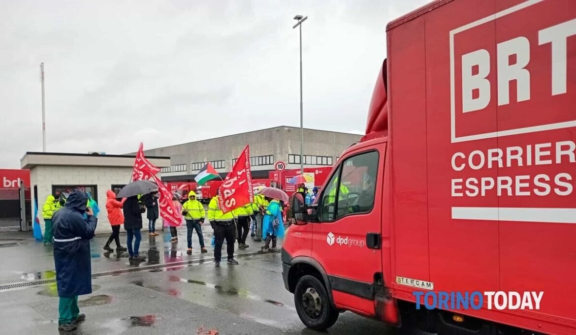 Bartolini, lavoratori in sciopero a Settimo Torinese: non è stato pagato loro il TFR