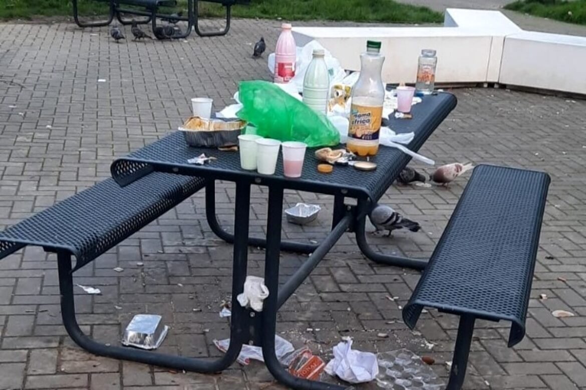 Il giardino è sommerso dall’immondizia: “Inaccettabile a 7 giorni dall’inaugurazione con il sindaco”