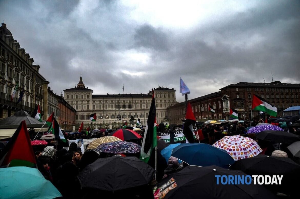 Torino in piazza per la Palestina: “Quella di Israele una vendetta vigliacca contro bambini e civili”