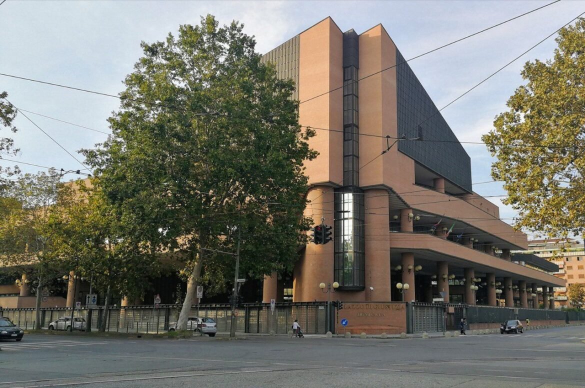 La ex compagna gli impedisce di vedere la figlia, Oscar organizza sit-in davanti al tribunale di Torino