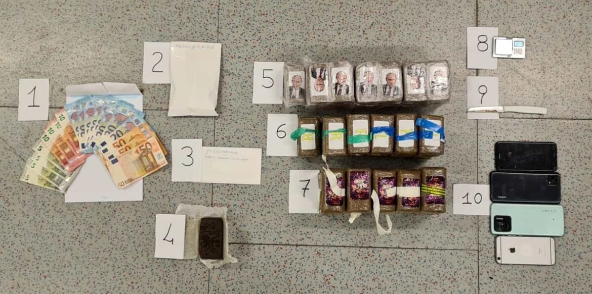 Occupa abusivamente una casa Atc, all’interno gli agenti trovano 9 kg di droga: 22enne arrestato