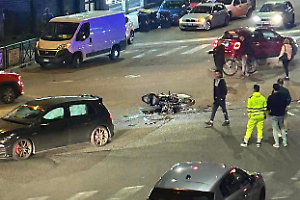 In moto contro un’auto, grave un motociclista. Ricoverata anche una donna ferita nell’incidente
