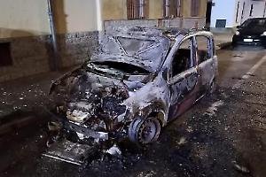 Le incendia l’auto e il portone di casa, ma non andrà a processo