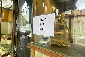 Trapano e flessibile per assaltare la storica gioielleria: «Basta, ora chiudo»