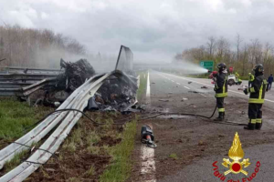 Un altro morto sulle strade, oggi è il secondo. Una settimana fa nello stesso luogo la tragedia della Ferrari