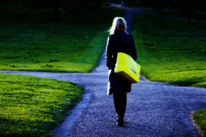 Le offre un lavoro e la violenta nel parco. Ma ora lo stupratore è nei guai