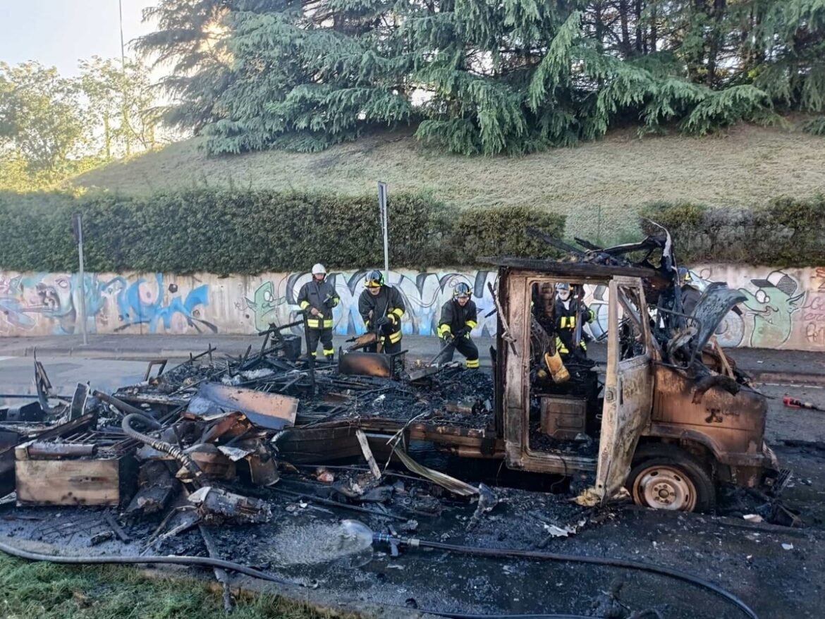 Incidente a Rivoli: incendio camper in marcia, chi era a bordo è scappato