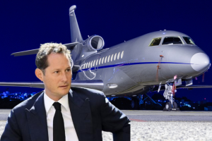 Gli influencer della finanza contro John Elkann: “Il suo jet costa troppo, mentre Stellantis licenzia”