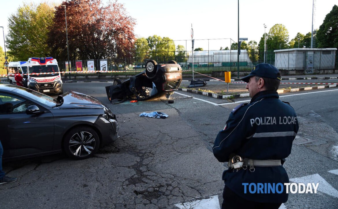 Incidente a Torino Mirafiori Nord: scontro tra due auto, una si ribalta in carreggiata