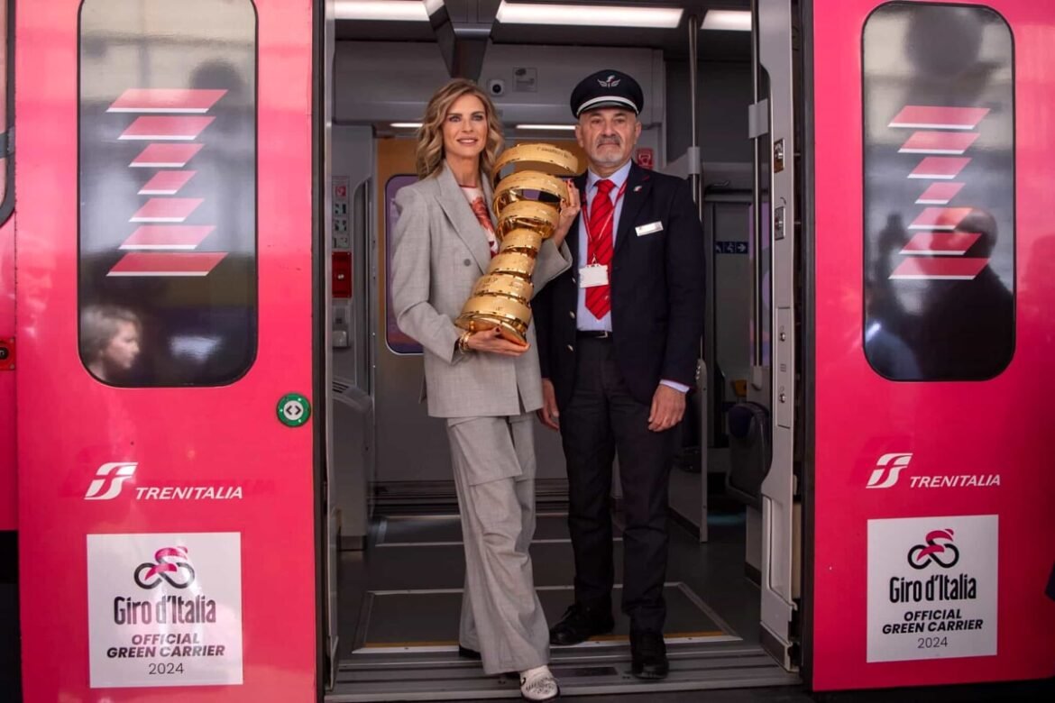 Treno in livrea rosa accompagna Martina Colombari e il trofeo del Giro d’Italia a Venaria Reale