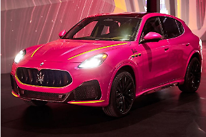 Torino diventa la città del glamour: in via Lagrange spunta l’auto di Barbie