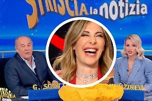 Striscia la Notizia manda una frecciatina a Francesca Fagnani: “110mila euro di gioielli in tv, chissà cosa ne pensa Mentana”