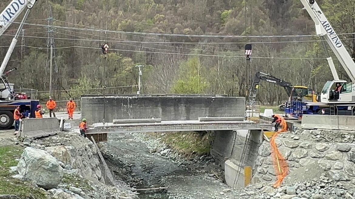 Usseglio, si posiziona l’impalcato del nuovo ponte sul rio Venaus lungo la provinciale 32