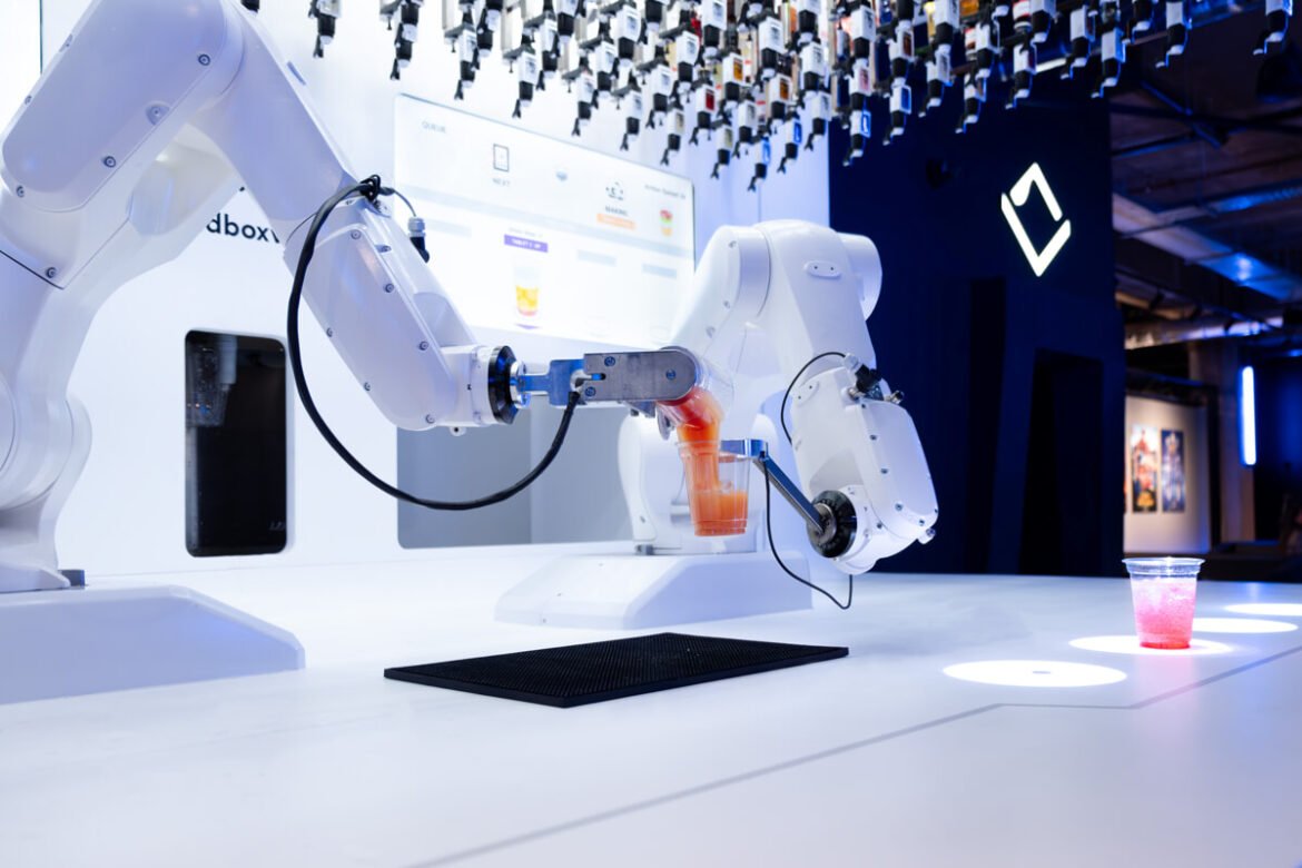 A Torino apre il primo bar d’Italia dove i cocktail li fanno i robot: quando e dove