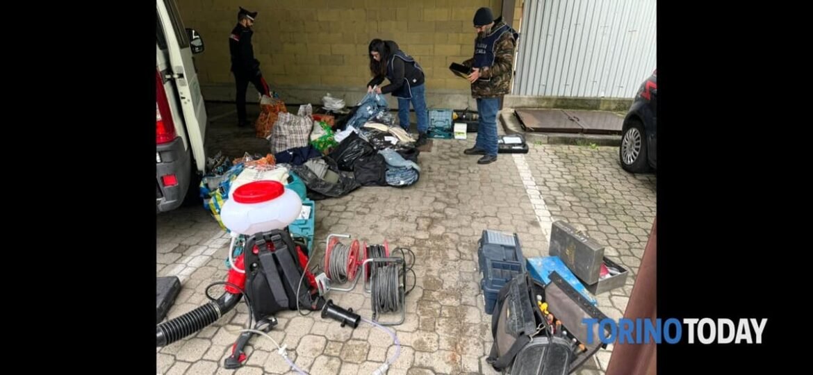 Nel campo nomadi di Torino nord trovati capi d’abbigliamento e materiale edile per oltre 50mila euro: quattro denunciati