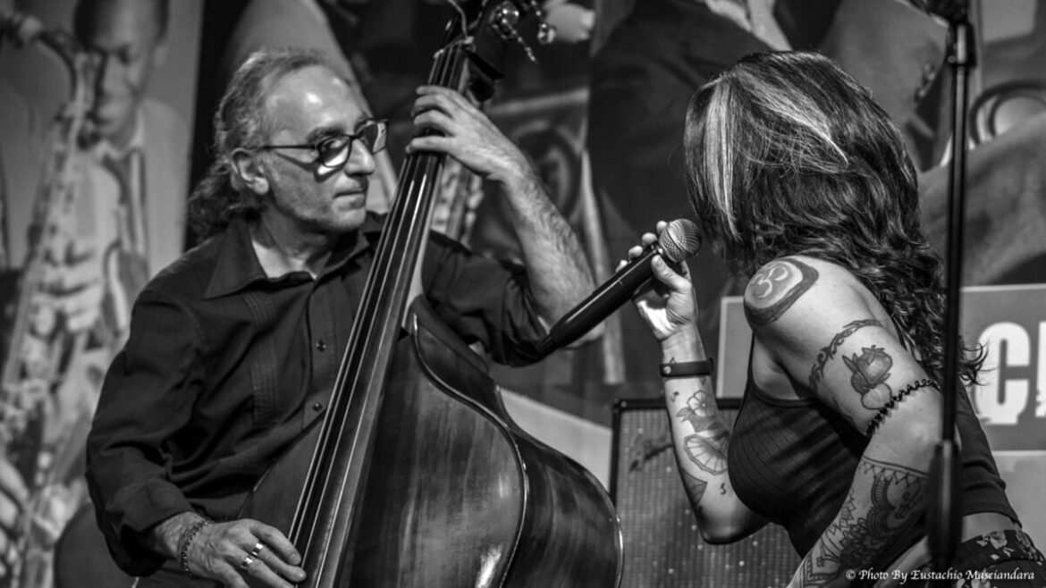 The beauty and the bass, Kifrah e Bindi al Carlina Bar