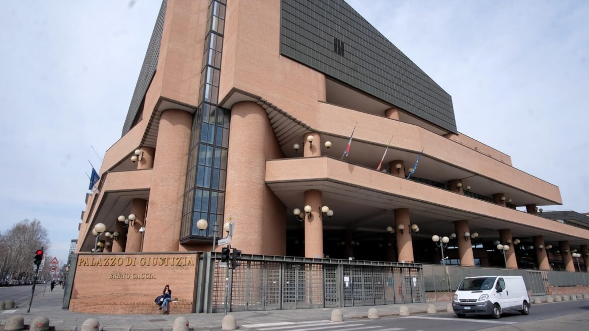 Abusi a una tredicenne, indagato professore delle medie