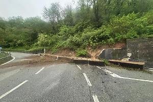 Crolla il muraglione pericolante di Borgofranco d’Ivrea: «Le piogge hanno accelerato il tutto»