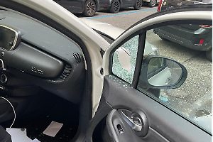 Due furti in due mesi sulla stessa auto: «Così noi cittadini ci sentiamo indifesi»