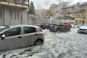 Maltempo, terribile grandinata a Torino: alberi caduti, allagamenti, strade chiuse e traffico in tilt
