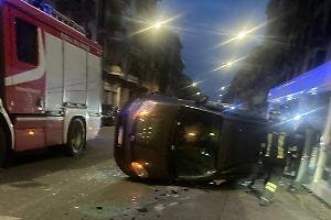 Fa ribaltare una Fiat Panda e scappa nella notte: ora è caccia al pirata della strada