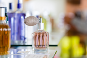 Ruba cosmetici in un negozio del valore di 800 euro, arrestato un uomo