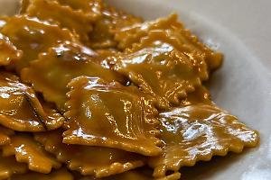 Se mangi un chilo di agnolotti in mezz’ora non paghi il conto: la sfida del ristorante