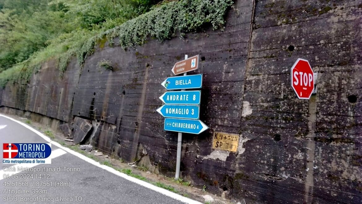 Strada chiusa da 5 giorni a Borgofranco d’Ivrea per il crollo di una parte di muro: verso un intervento urgente