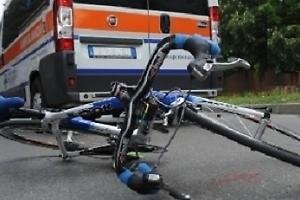 Scontro tra un’auto e una bici alla rotonda: ferito un ciclista