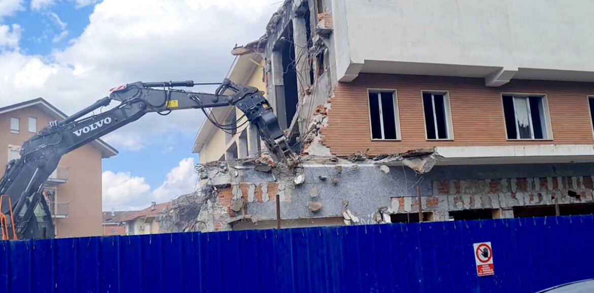 Abbattuto a Ciriè il vecchio cinema: al suo posto un palazzo lussuoso e un supermercato