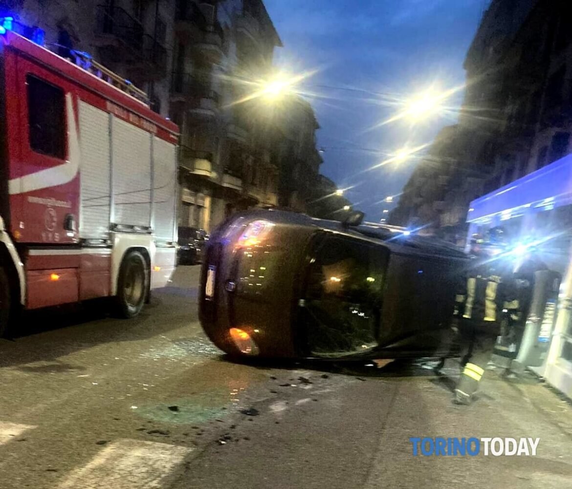Incidente con auto ribaltata a Torino, scappa via la seconda vettura coinvolta: un ferito