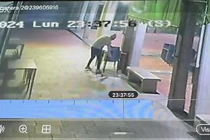 Il ladro ruba le sedie del bar ma le immagini del furto finiscono su Facebook