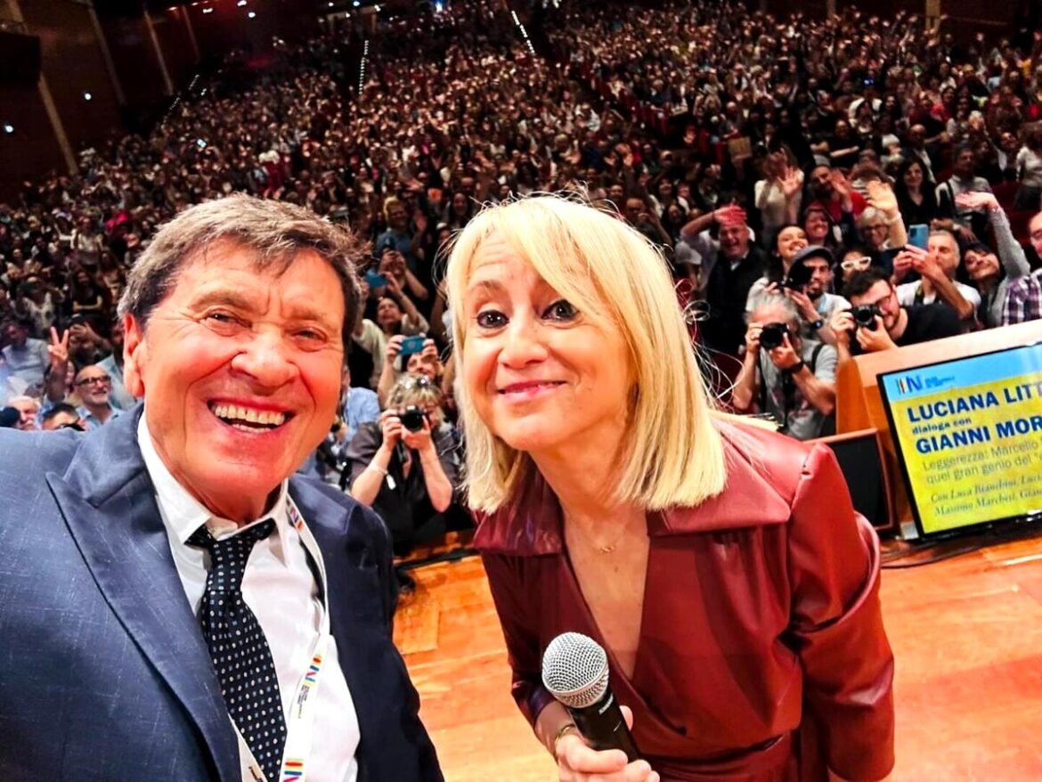Gianni Morandi show con Littizzetto: canta, suona e racconta al Salone del Libro