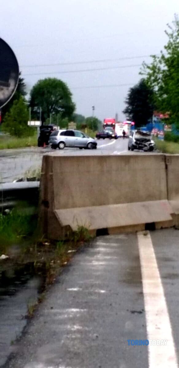Incidente a La Loggia: scontro frontale tra due auto, tre feriti in ospedale