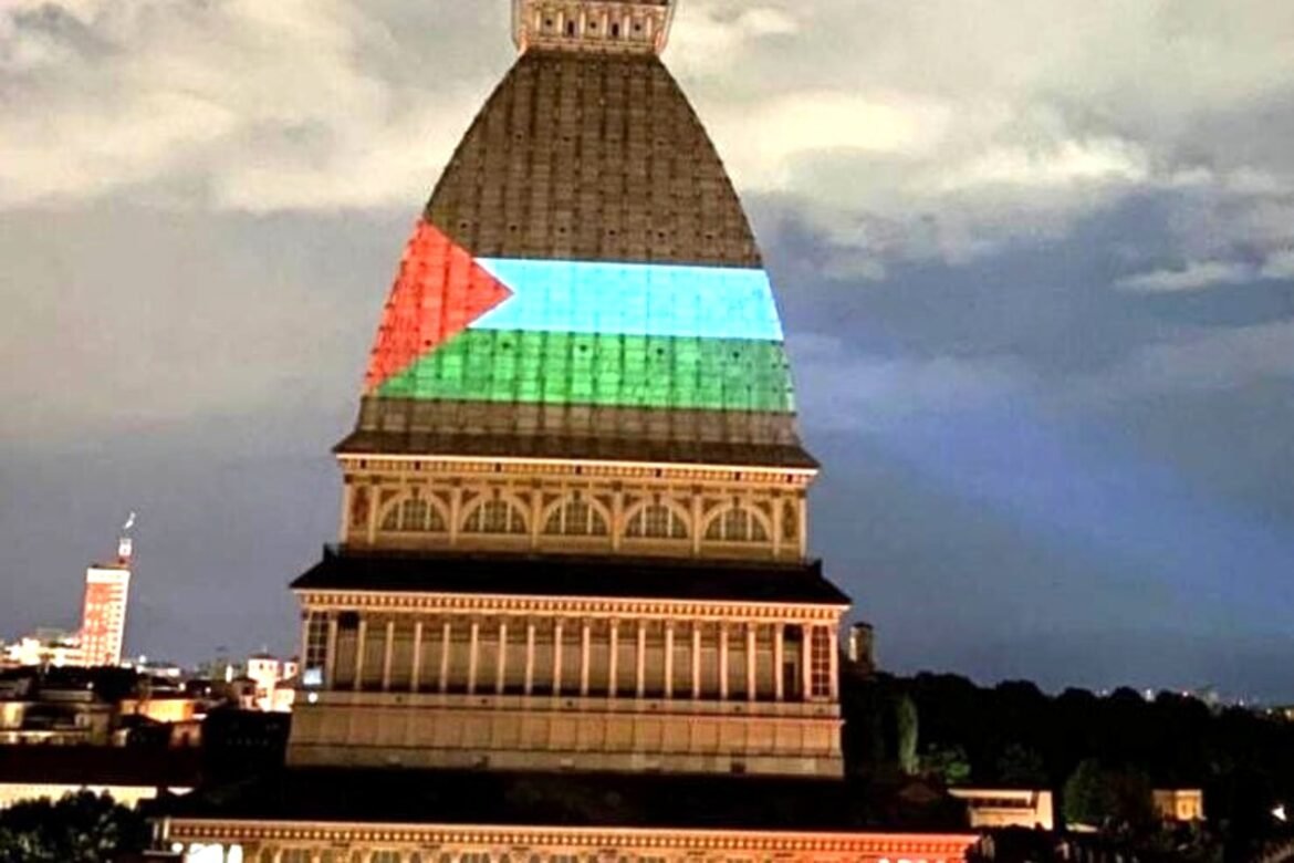 Blitz dei pro Palestina, proiettata la bandiera palestinese sulla Mole Antonelliana