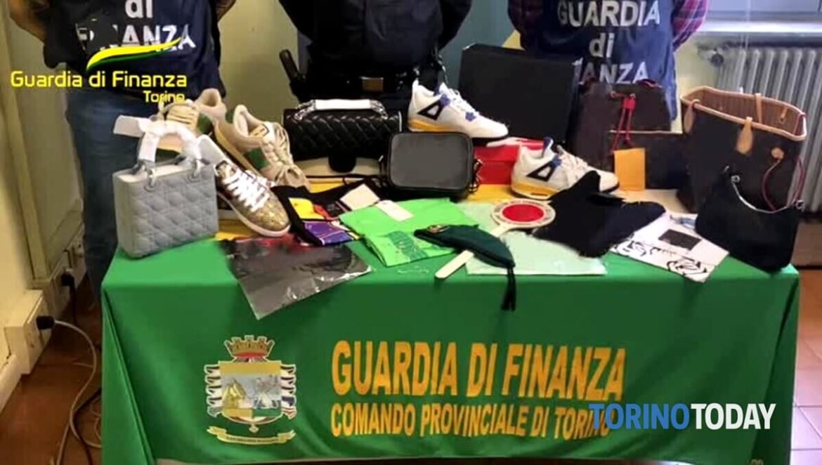 Scoperto un deposito di capi d’abbigliamento contraffatti a Torino Barriera di Milano: 7mila pezzi sequestrati