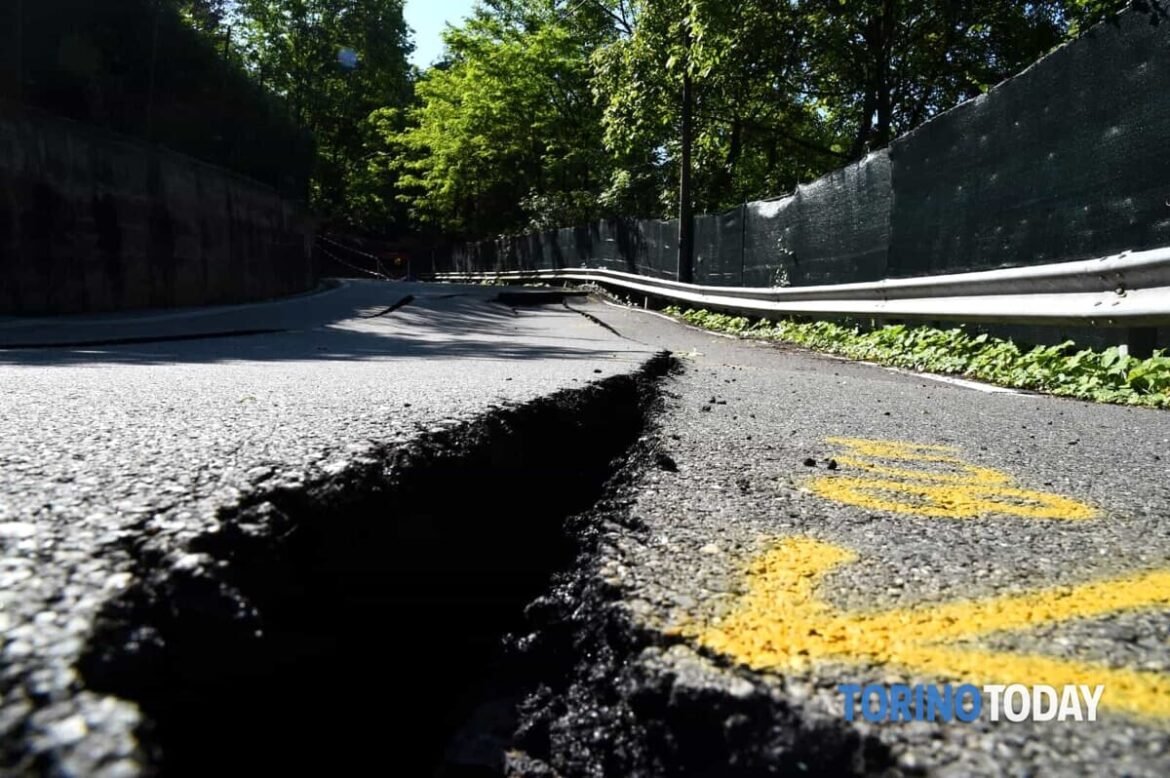 Voragine in collina, chiusa Strada Sant’Anna a Torino: il manto stradale ha ceduto di 10 centimetri