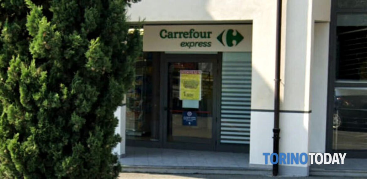 I ladri colpiscono nel supermercato a Valperga: vetrina sfondata con un tombino