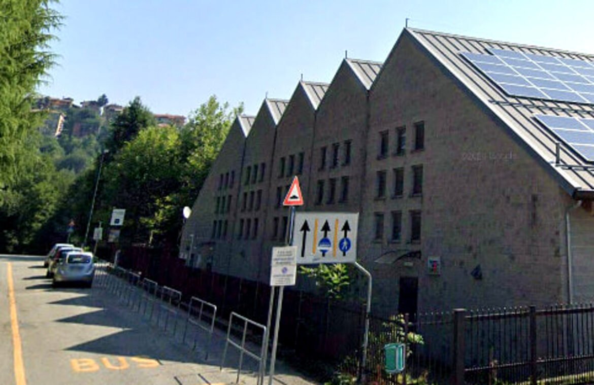 Zuffa da saloon fuori dalla scuola di Forno Canavese, due papà se le danno di santa ragione