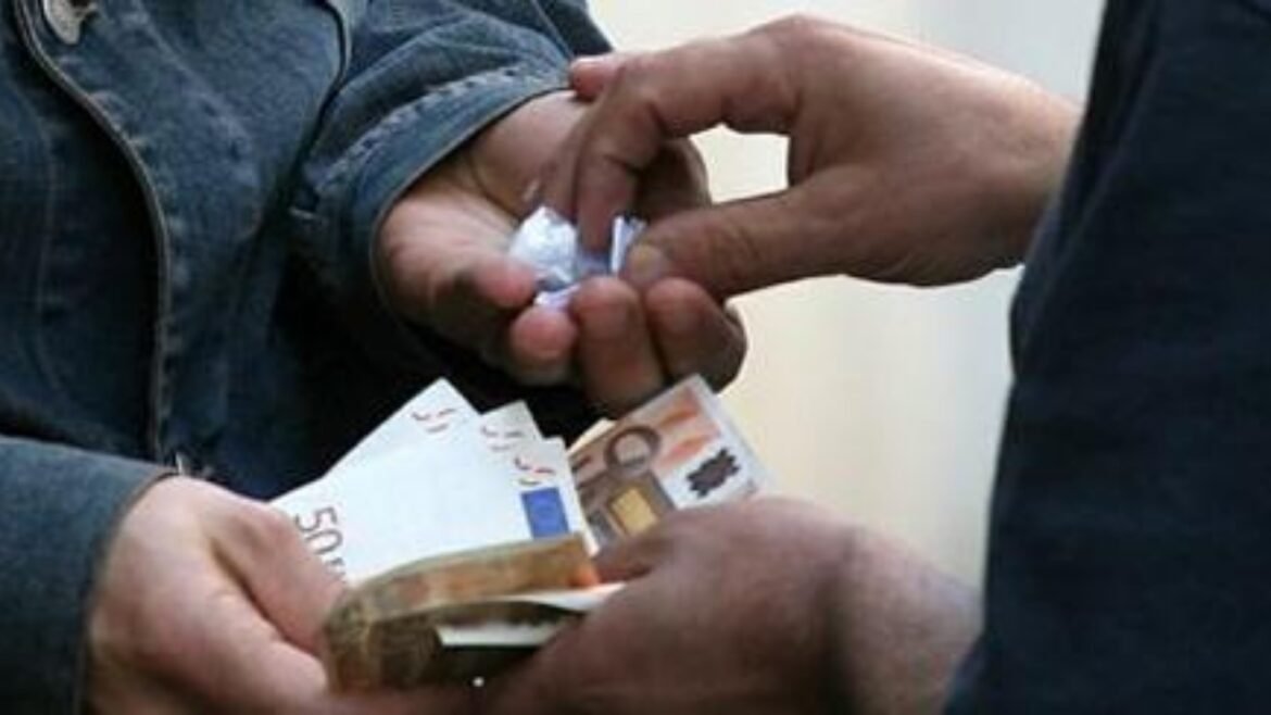 Casa del quartiere di San Salvario, residenti e commercianti in piazza contro lo spaccio