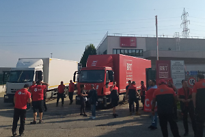 Brt, si fermano camionisti e facchini: «Orari e carichi di lavoro insostenibili»