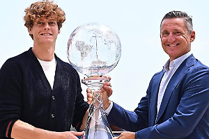 Jannik Sinner, la coppa del numero 1 e la corsa verso le Atp Finals di Torino: “Ma ora sogno l’oro olimpico”