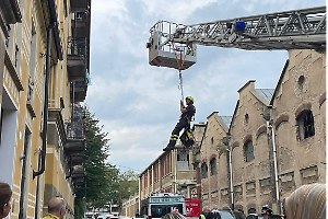 Si sente male nella casa “trappola”, soccorsa dai pompieri con l’autoscala