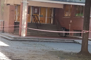 Il cortile della scuola tra fango e radici: «E’ inagibile, intervenite»