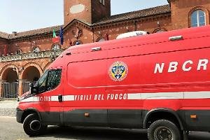 Apre il gas per far saltare in aria il palazzo: «Tanto tutti dobbiamo morire…»