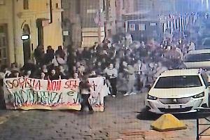 Corteo e scritte per protestare contro lo stupro. Ma per la polizia non c’è stato