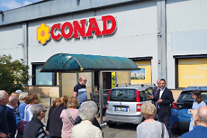 Nel quartiere chiude anche il Conad, residenti in strada per protesta