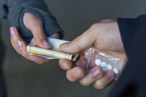 Coppia di spacciatori: arrestati un uomo e una donna a Nichelino