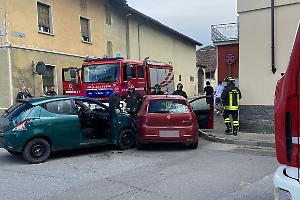 Scontro all’incrocio tra due auto, ferite due persone